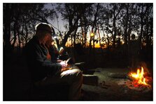 Kochen am Feuer Okavango Delta02.jpg