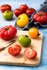 martin willmann foodfotograf bunte tomaten auf hellem holzbrett 2zu3.jpg