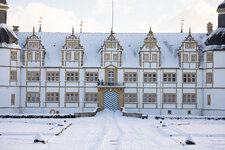 Schloss Neuhaus, EOS R5, RF 70-200mm f:4L IS USM @ 100mm, f4.jpg